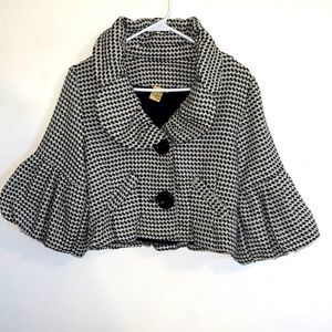 Beautiful vintage style jacket with elegant puff sleeves+flower button details.